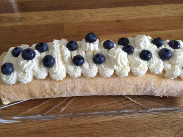 Blaubeer-Biskuitrolle