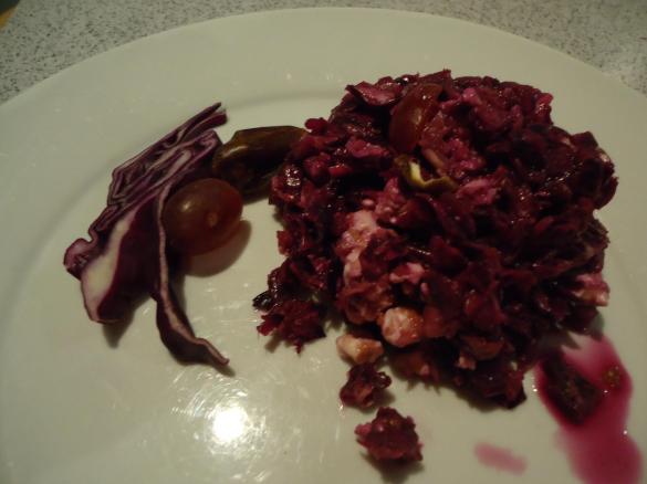 Rotkohlsalat mit Hirtenkäse und Datteln