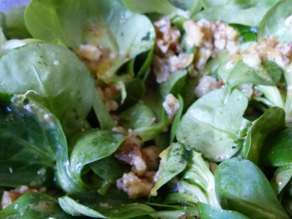 Feldsalat mit Walnussdressing