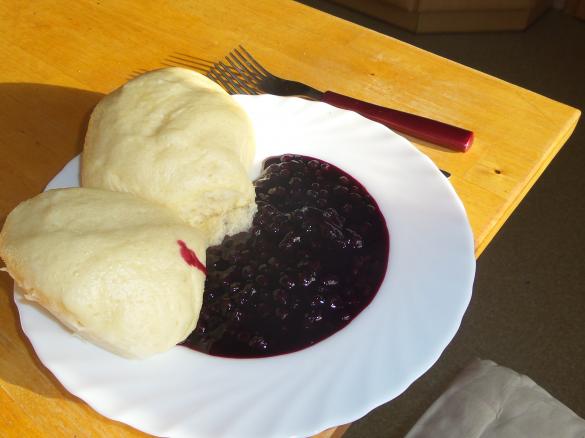Hefeklöße mit Heidelbeere  komplett