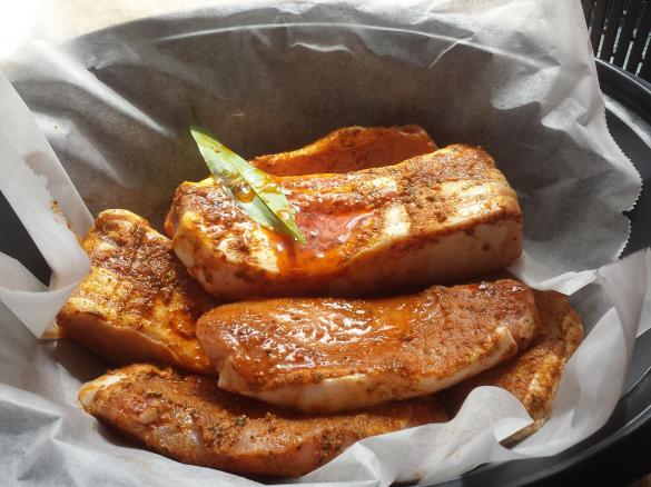 Gegrillter Schweinebauch und Koteletts