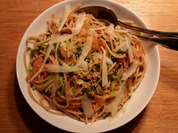 Gemüse-Vollkorn-Nudeln mit Sesam