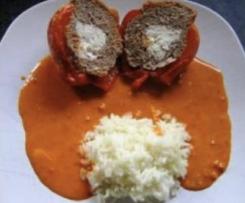 Gefüllte Paprikaschoten mit Schafskäse in Speck-Tomatensauce