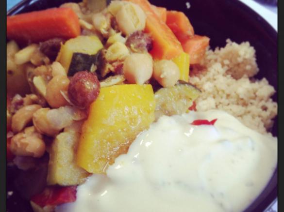 Marrokanischer Gemüsetopf mit Couscous und Minzjoghurt