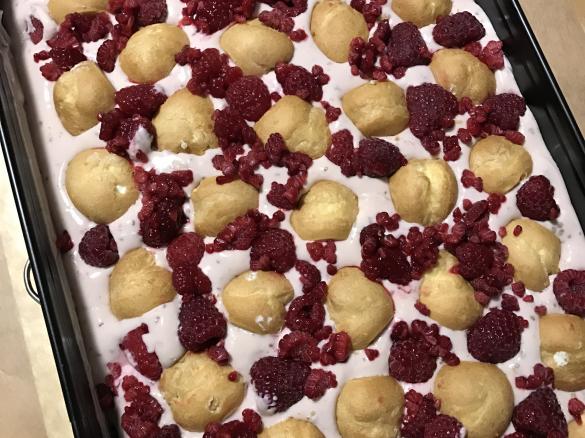 Quark-Joghurt-Stracciatella-Creme mit Himbeeren und Windbeutel zum Füllen von Fondant- Torten