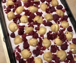 Quark-Joghurt-Stracciatella-Creme mit Himbeeren und Windbeutel zum Füllen von Fondant- Torten