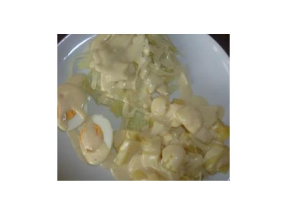 Eier in cremiger Senfsoße mit Gemüse