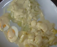 Eier in cremiger Senfsoße mit Gemüse