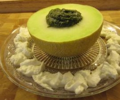 Zitronenmelisse Pesto in Melone mit Büffelmozzarella