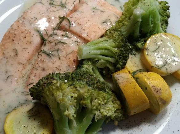 Lachsfilets mit Gemüse und Dillsoße (SOS-tauglich)
