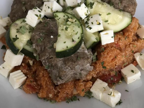 Hackbällchen und Zucchini mit TomatenQuinoa und Feta