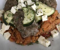 Hackbällchen und Zucchini mit TomatenQuinoa und Feta