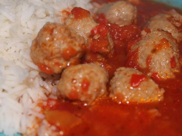 Bratwurst- Hackfleisch Bällchen in Tomaten-Paprika Soße