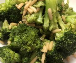 Brokkoli mit Pinienkernen (vegan)