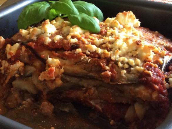 Variation von Parmigiana (ital. Auberginenauflauf mit Tomatensauce und Fetakäse