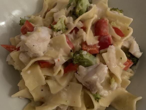 Bandnudeln mit Lachs, Brokkoli und Paprika