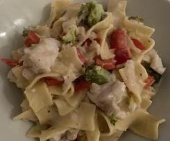 Bandnudeln mit Lachs, Brokkoli und Paprika