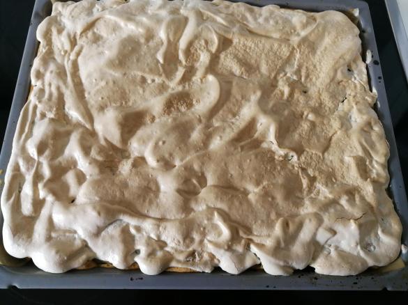 Rhabarber-Blechkuchen mit Baiser