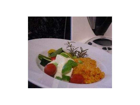 Variation von Tomaten-Paprika-Reis mit Sommergemüse und Fetakäse