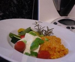 Variation von Tomaten-Paprika-Reis mit Sommergemüse und Fetakäse