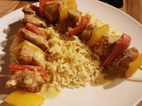 Hähnchen-Paprika-Spieße mit Reis und Curry-Senf-Soße