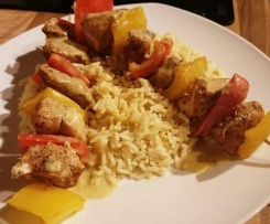 Hähnchen-Paprika-Spieße mit Reis und Curry-Senf-Soße