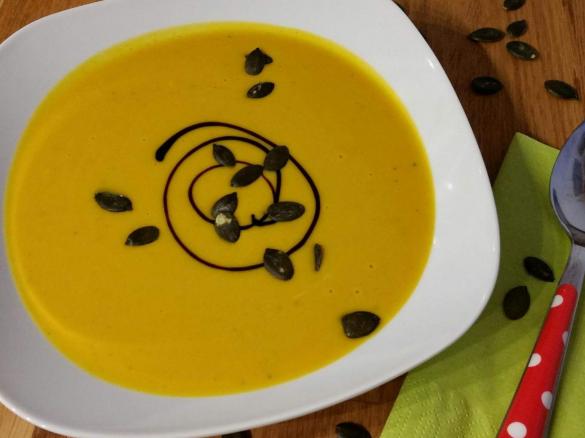 Pikantes Hokkaido-Süppchen mit Curry * Kürbissuppe Kürbiscremesuppe