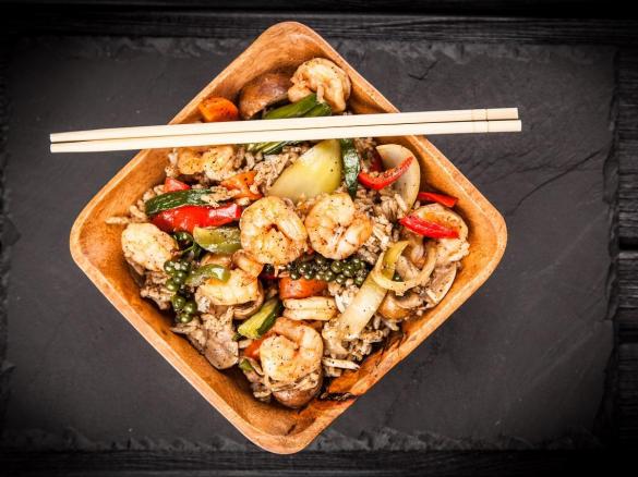 Thai-Curry mit Gemüse, Garnelen und Reis