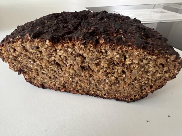 Schwarzbrot, ideal für Römertopf