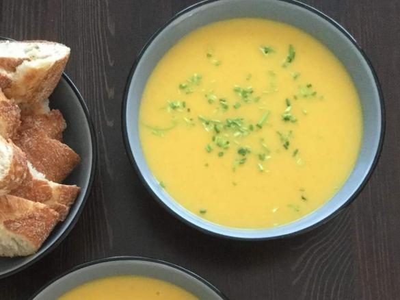 Fruchtige Pastinaken-Cremesuppe