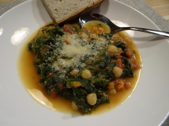 Gemüsesuppe mit Spinat und Kichererbsen