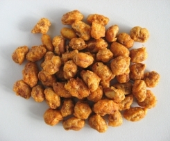 Geröstete Erdnüsse im Teigmantel