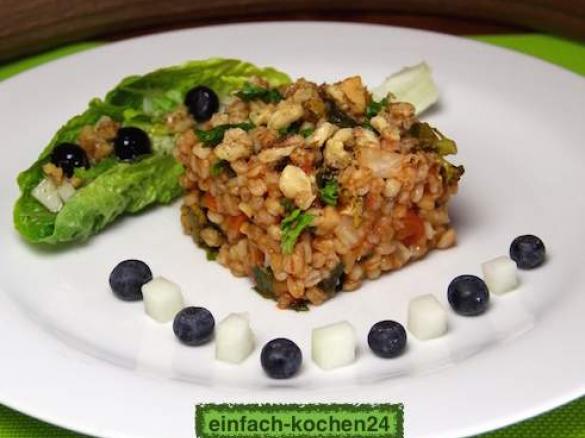 Walnuss-Graupenrisotto/  Salat mit  Melone und Heidelbeeren/ Vegan  