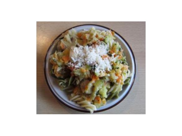Nudeln mit Gemüse-Käse-Soße