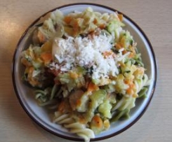 Nudeln mit Gemüse-Käse-Soße