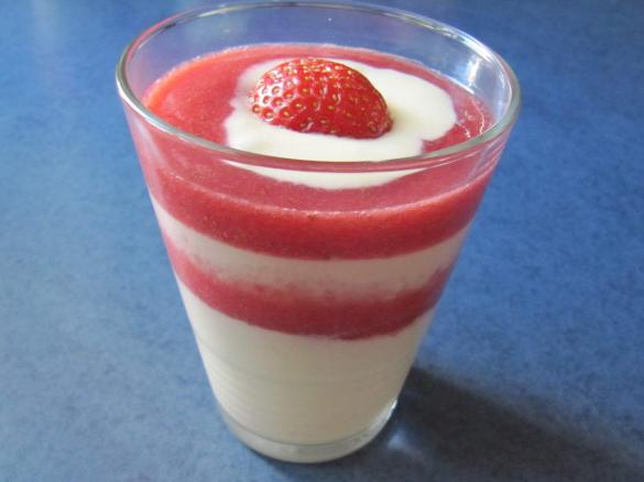 Vanille-Eierlikör-Creme mit Erdbeerpüree