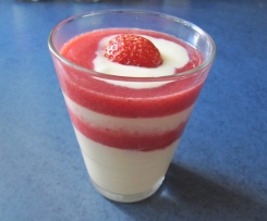 Vanille-Eierlikör-Creme mit Erdbeerpüree