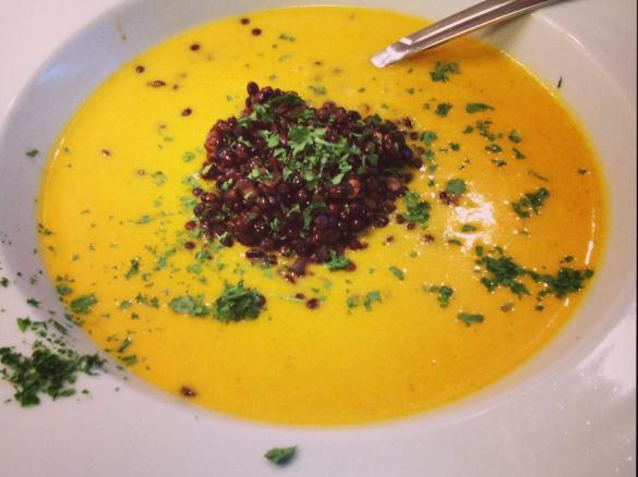 Karotten Ingwer Suppe mit Beluga Linsen - vegetarisch vegan