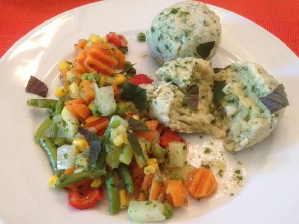 Käseknödel mit lauwarmem Gemüsesalat