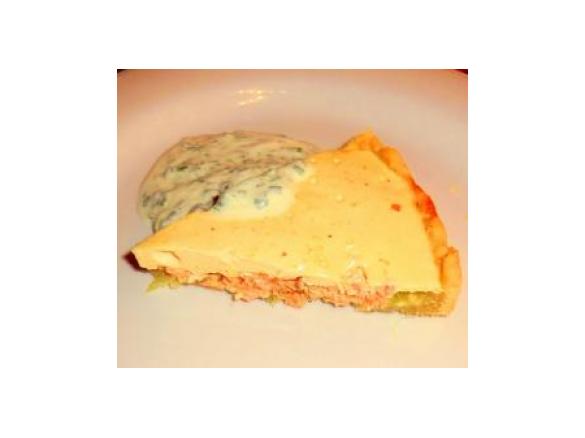 Zitronen-Lachs-Tarte mit Frühlingszwiebeln und Zitronen-Créme-fraíche