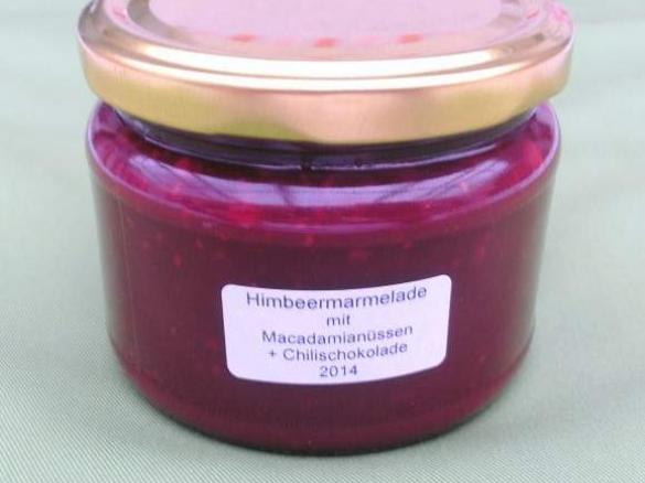 Himbeermarmelade mit Macadamianüssen und Chilischokolade
