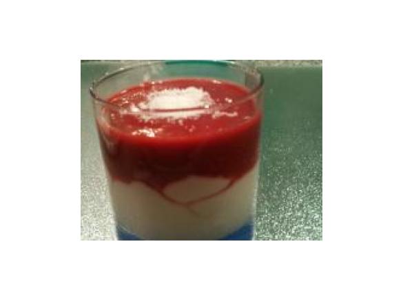 Weisse Mousse mit Himbeersoße