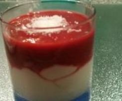 Weisse Mousse mit Himbeersoße