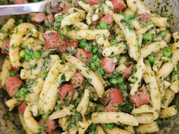 Feine Schupfnudeln mit Bärlauch, Erbsen und Geflügelwürstchen