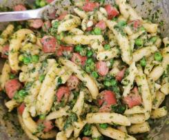 Feine Schupfnudeln mit Bärlauch, Erbsen und Geflügelwürstchen