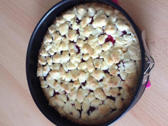 Kirsch-Himbeerkuchen mit Kokosstreusel