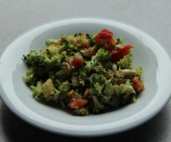 Variation von Brokkolisalat mit Sonnenblumenkernen