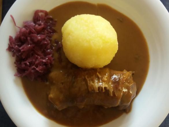 Rinderroulade mit Pflaumen gefüllt und Speck ummantelt
