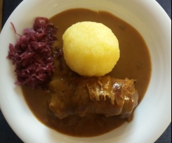 Rinderroulade mit Pflaumen gefüllt und Speck ummantelt