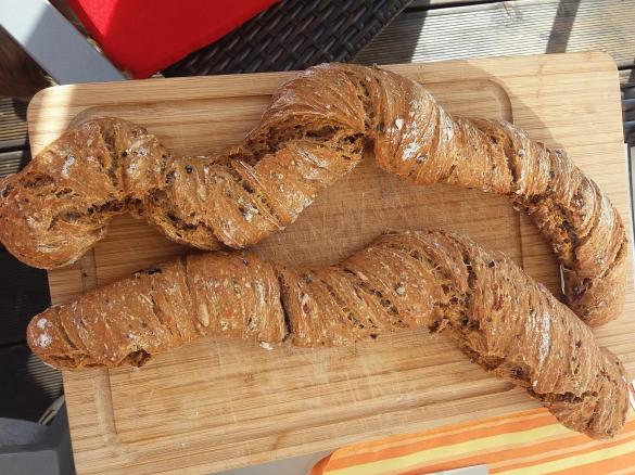 Mediterranes Zwirbelbrot (mit getrockneten Tomaten und Oliven)